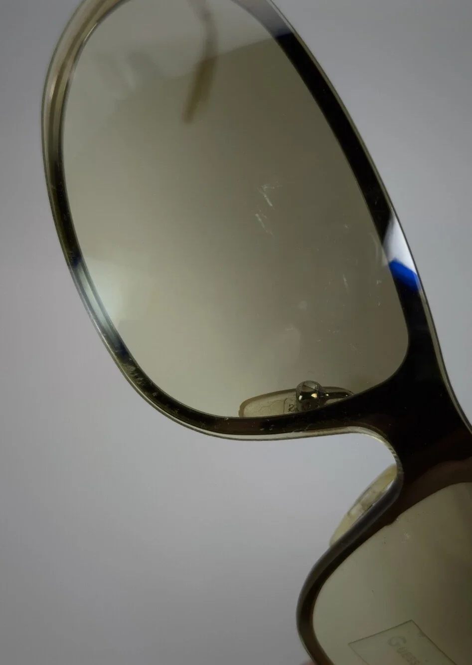 GUESS GU5115.  Olive Green Gradient Oval Wrap Sunglasses.